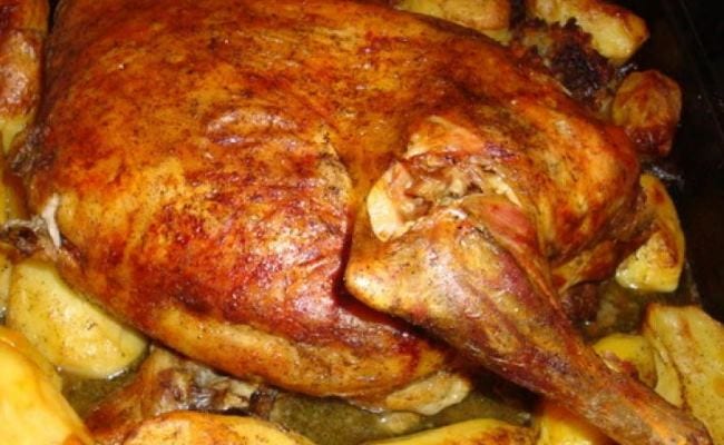 Πασχαλινό γιορτινό γεμιστό αρνί στη Λέσβο